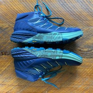 Hoka One One Women’s Speedgoat Mid Waterproof Hiking Shoes Size 9